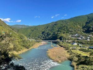 高知県安芸郡北川村を流れる奈半利川と周辺の風景