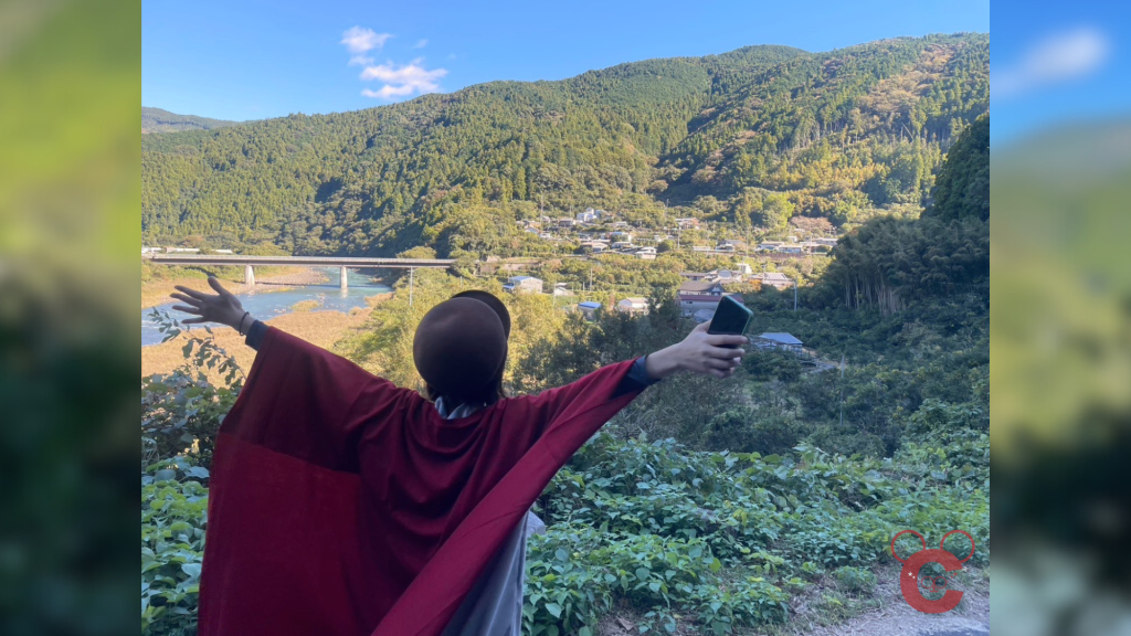 巻の渕展望台から見下ろす高知県北川村の風景。山あいの集落と川、遠景に橋が見える