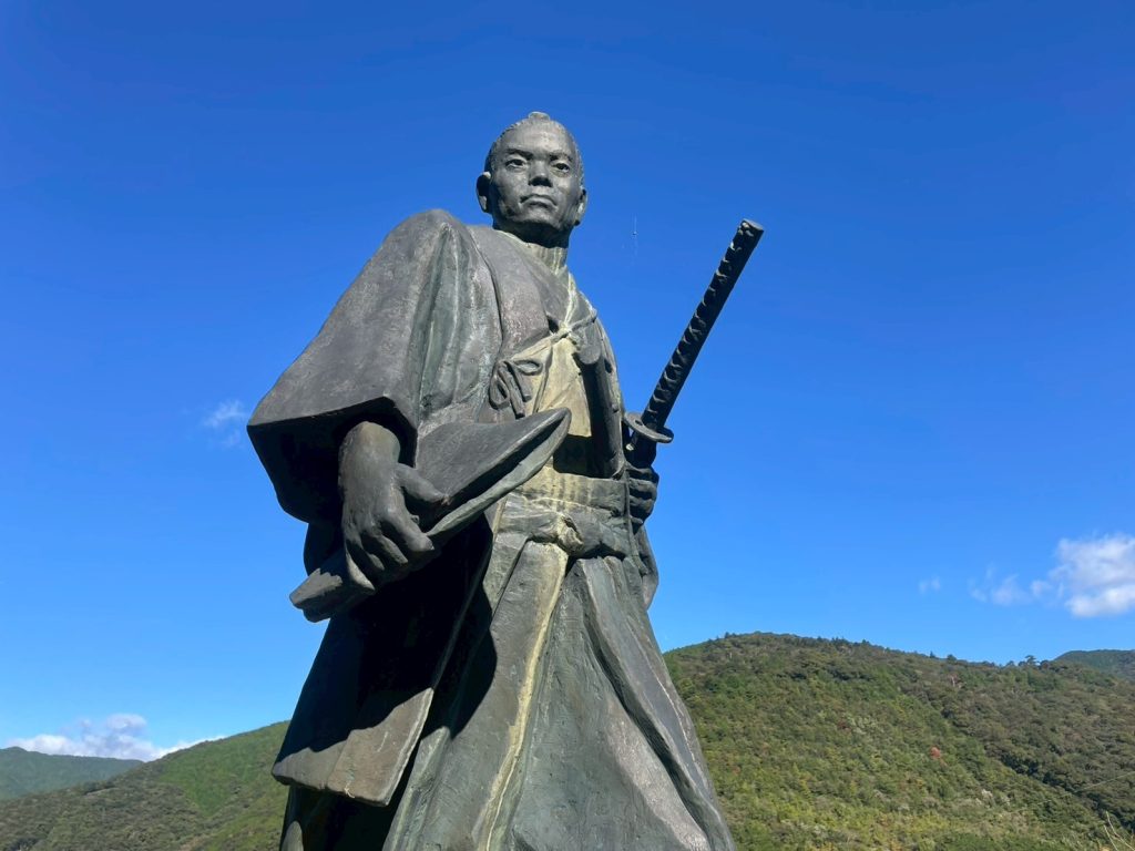 高知県安芸郡北川村にある中岡慎太郎館の前にたつ、中岡慎太郎像