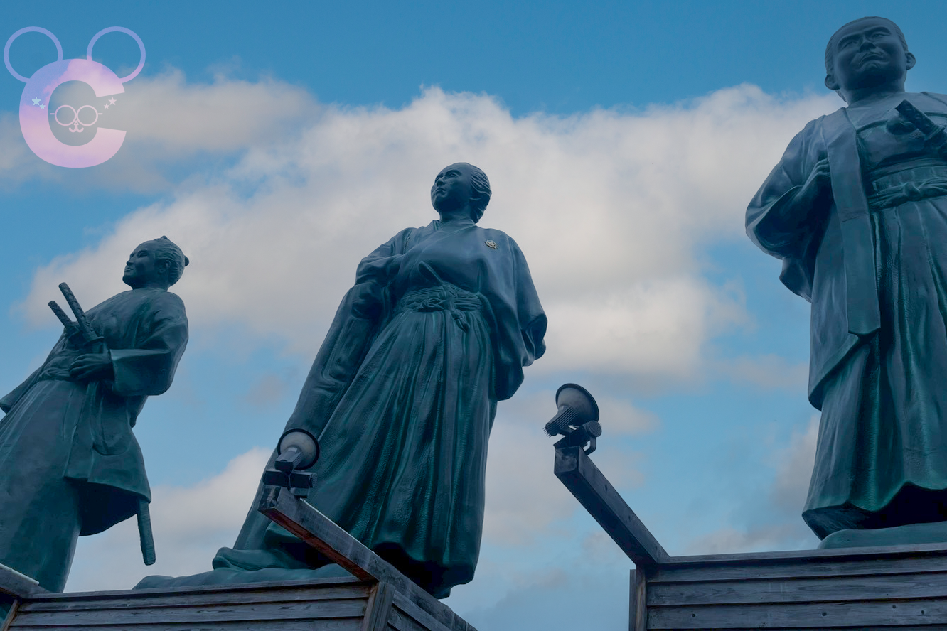 高知県高知市にある土佐の三志士像の写真。