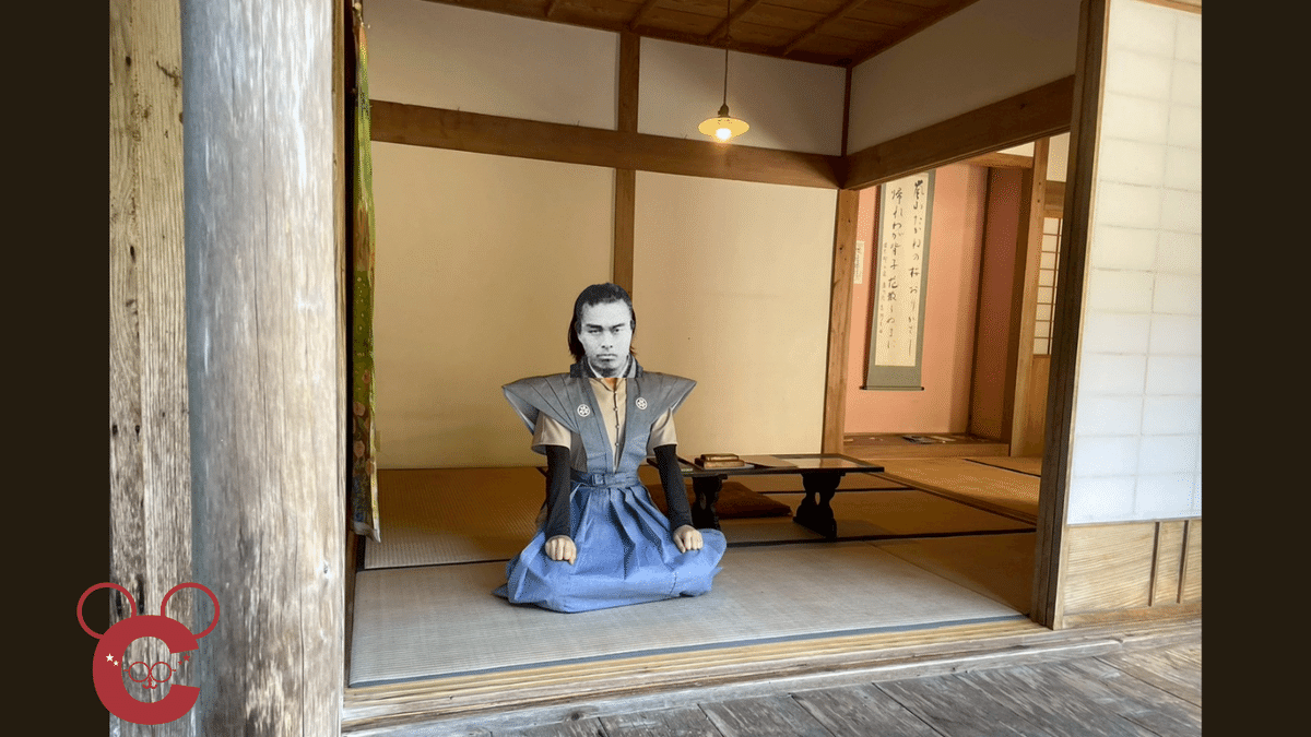 中岡慎太郎生家。中岡慎太郎の裃を着た人が、中岡慎太郎の顔を貼りつけて座っている。