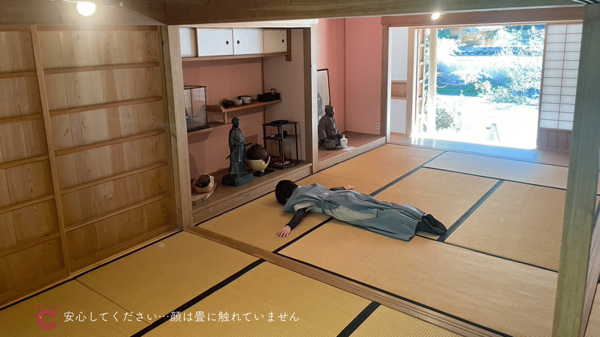 中岡慎太郎生家の一室と、中岡慎太郎の裃レプリカを着た人。