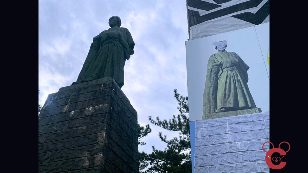 桂浜に立つ坂本龍馬像を下から見上げた写真。像の表情や着物の細部がよく見える。