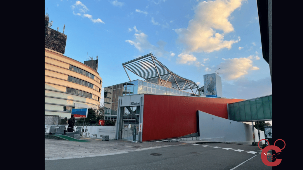 高知県立坂本龍馬記念館の入口。赤い外壁とガラス張りの建物で、夕方の空が広がっている。