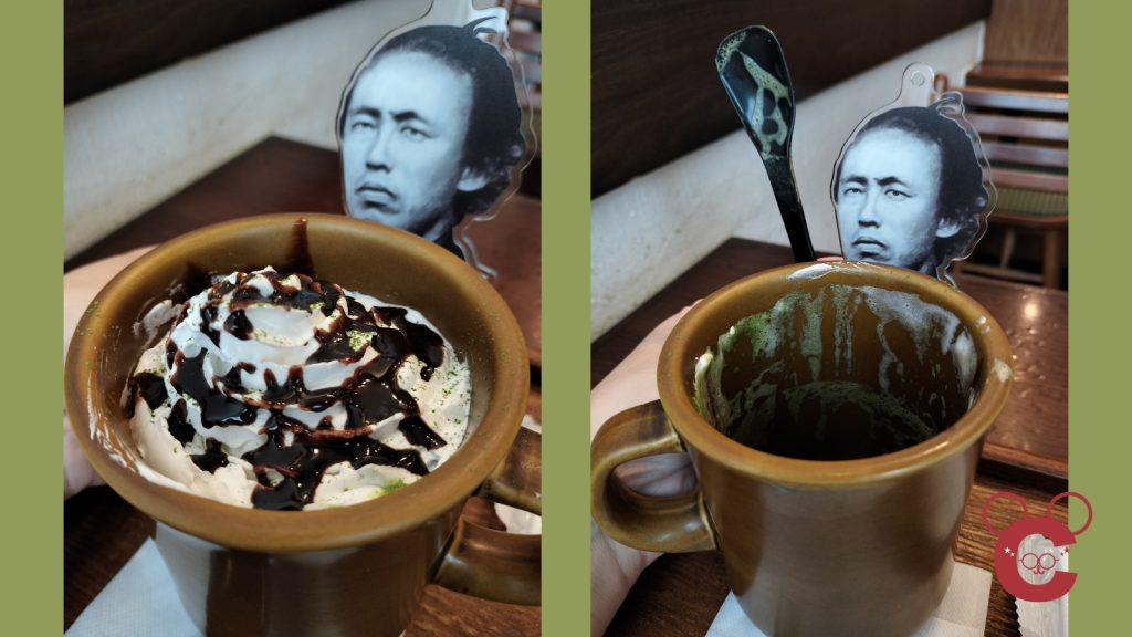 中岡慎太郎寓居跡のカフェでの抹茶ラテの比較画像。左側は飲む前の綺麗なラテアートと坂本龍馬のアクキー、右側は飲み終わった後の空のカップとアクキー。旅のひとときを表現したスライド。