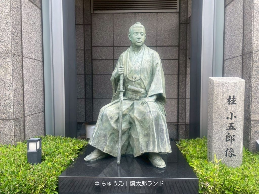 ホテルオークラ京都の河原町通側に設置された桂小五郎像