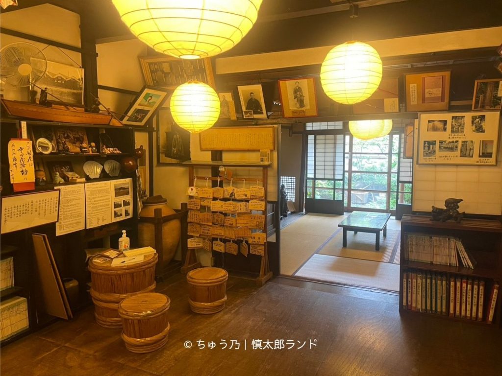 京都・伏見の寺田屋内部。幕末志士の写真や資料などが展示された座敷
