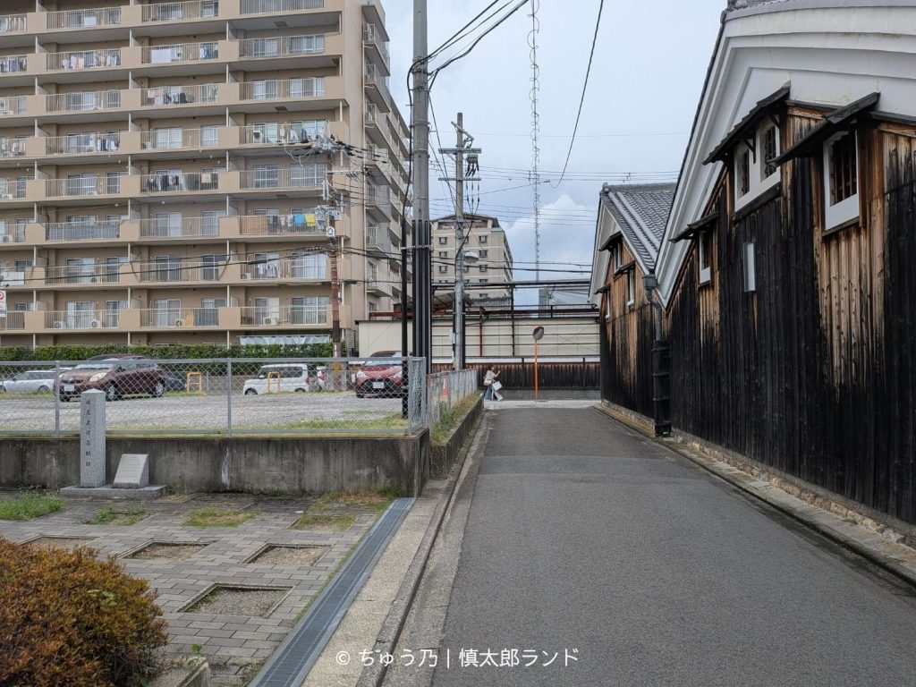 京都・伏見の町並み。左手に「伏見土佐藩邸跡」の石碑が立っている