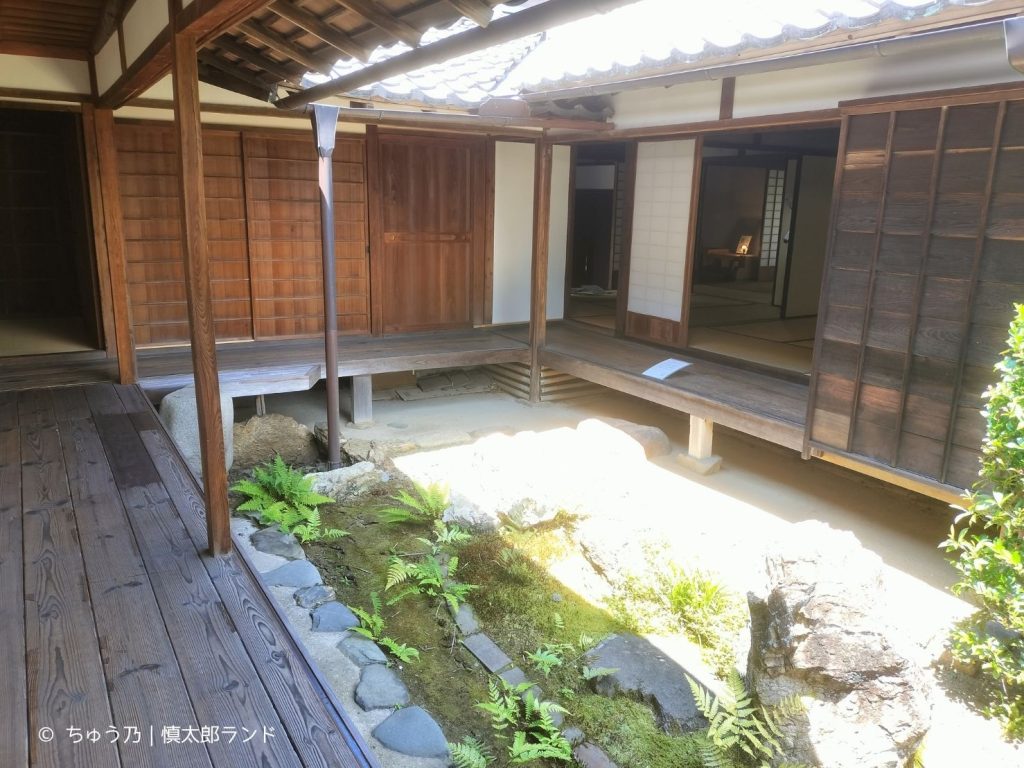 岩倉具視幽棲旧宅の主屋と附属屋に囲まれた中庭