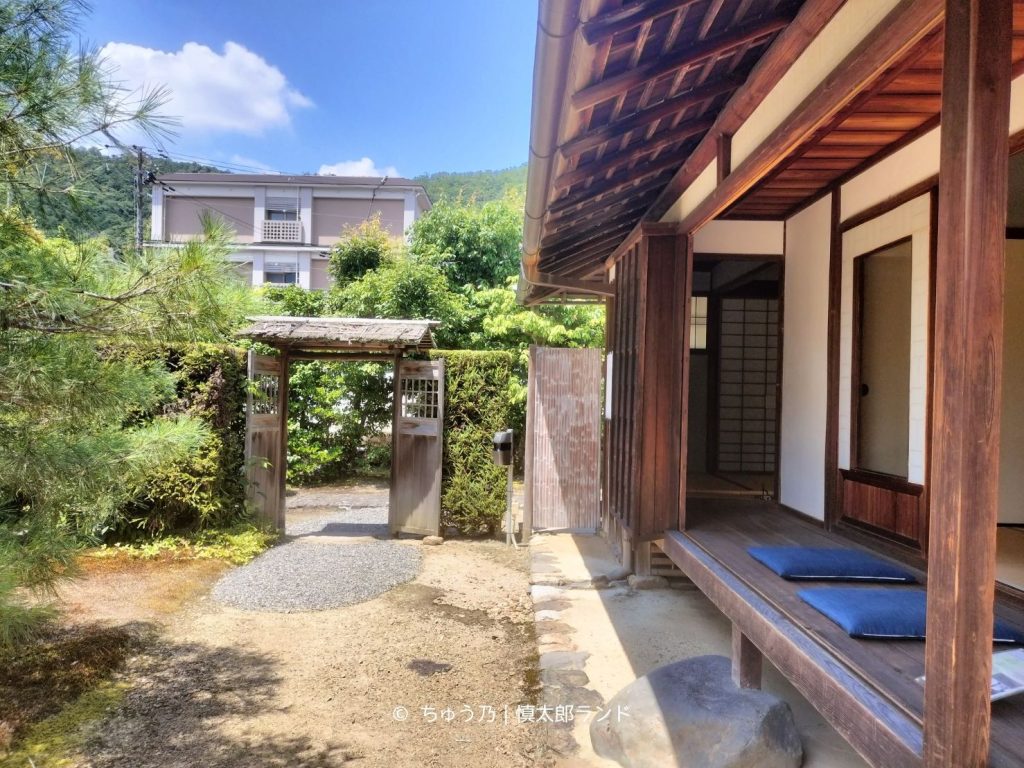 岩倉具視幽棲旧宅の庭から見た縁側と主屋