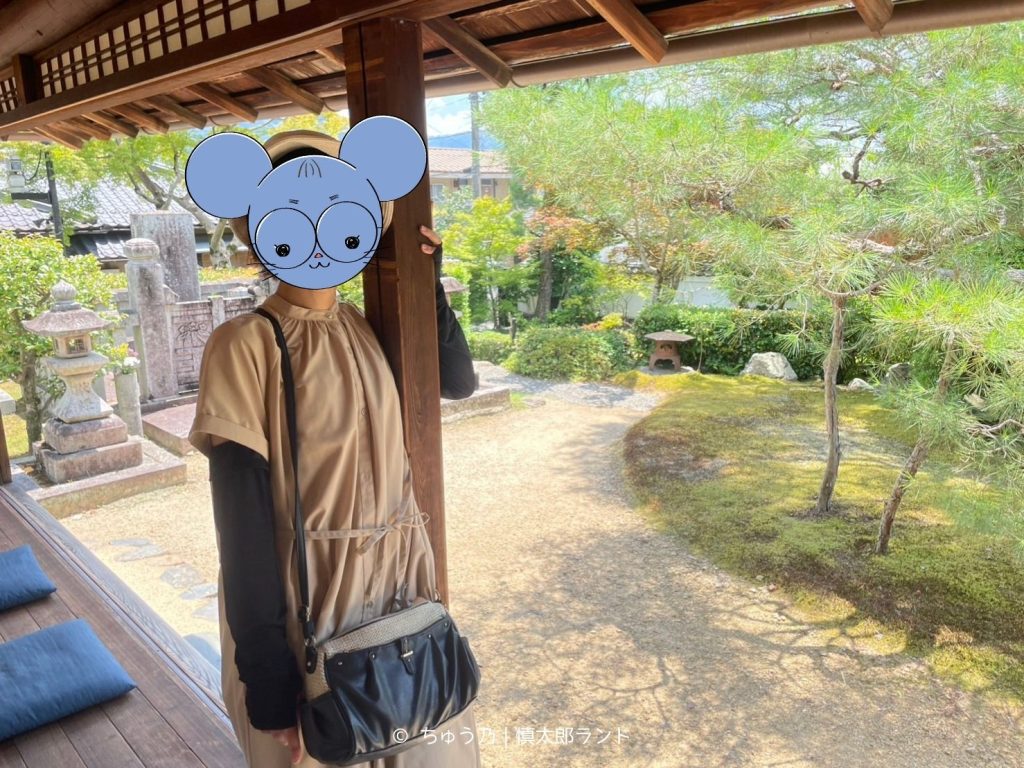 岩倉具視幽棲旧宅の縁側と庭で記念撮影する様子