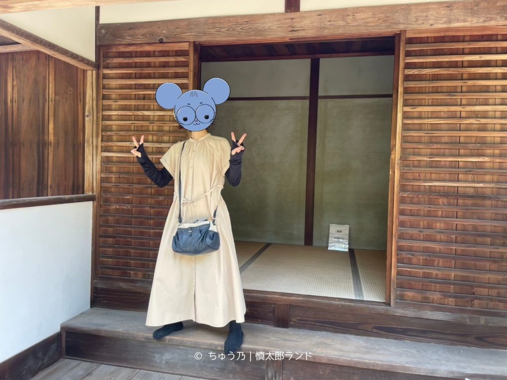 岩倉具視幽棲旧宅の玄関で記念撮影する様子