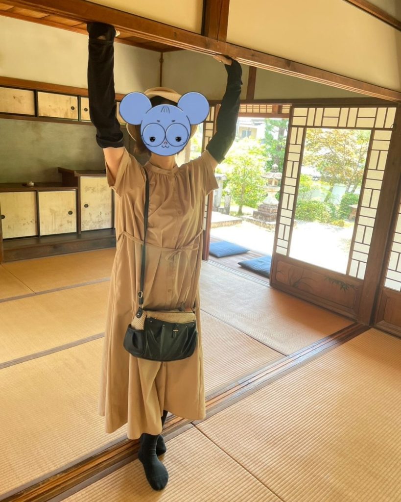 岩倉具視幽棲旧宅の座敷で鴨居に手を触れる様子