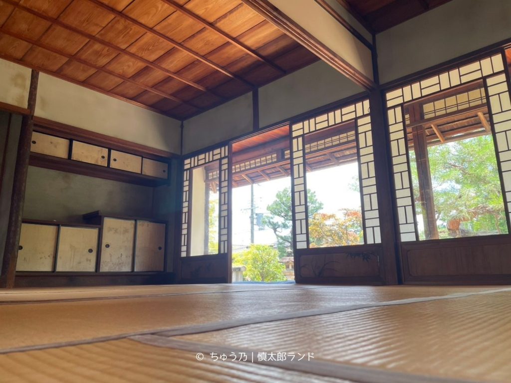 岩倉具視幽棲旧宅の主屋座敷と格子窓、木造の室内