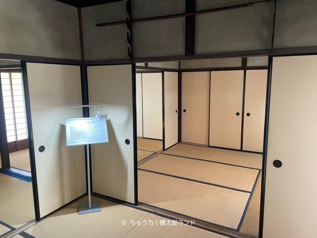 岩倉具視幽棲旧宅内の西川さんに関する展示も飾られた屋内