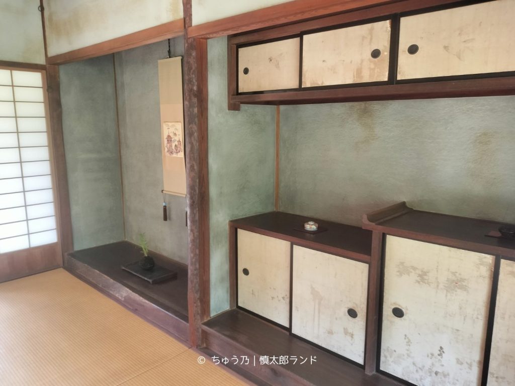 岩倉具視幽棲旧宅の床の間と収納、経年を感じる室内