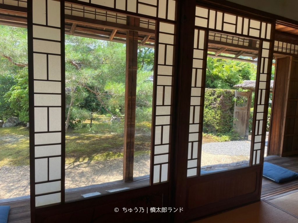 岩倉具視幽棲旧宅の座敷から庭を望む、細かな意匠の窓