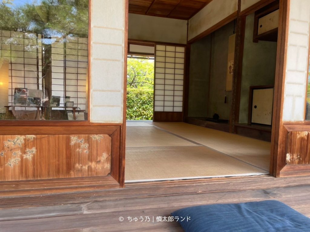 岩倉具視幽棲旧宅の座敷と縁側、庭へ続く室内の様子