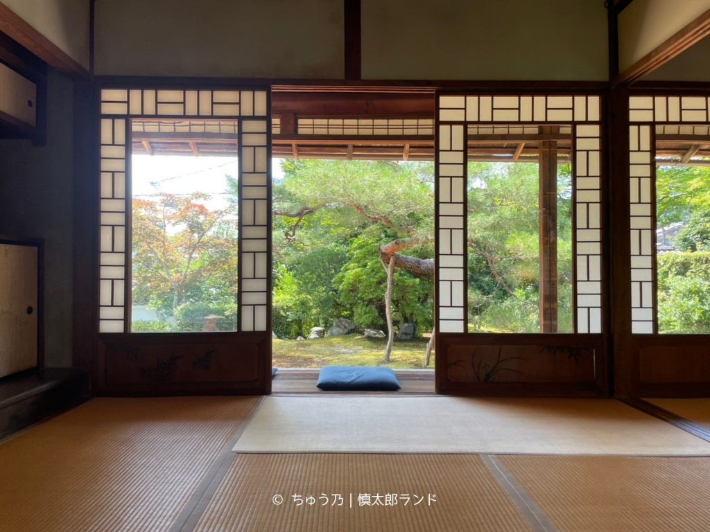 岩倉具視幽棲旧宅の座敷から庭を望む室内の様子