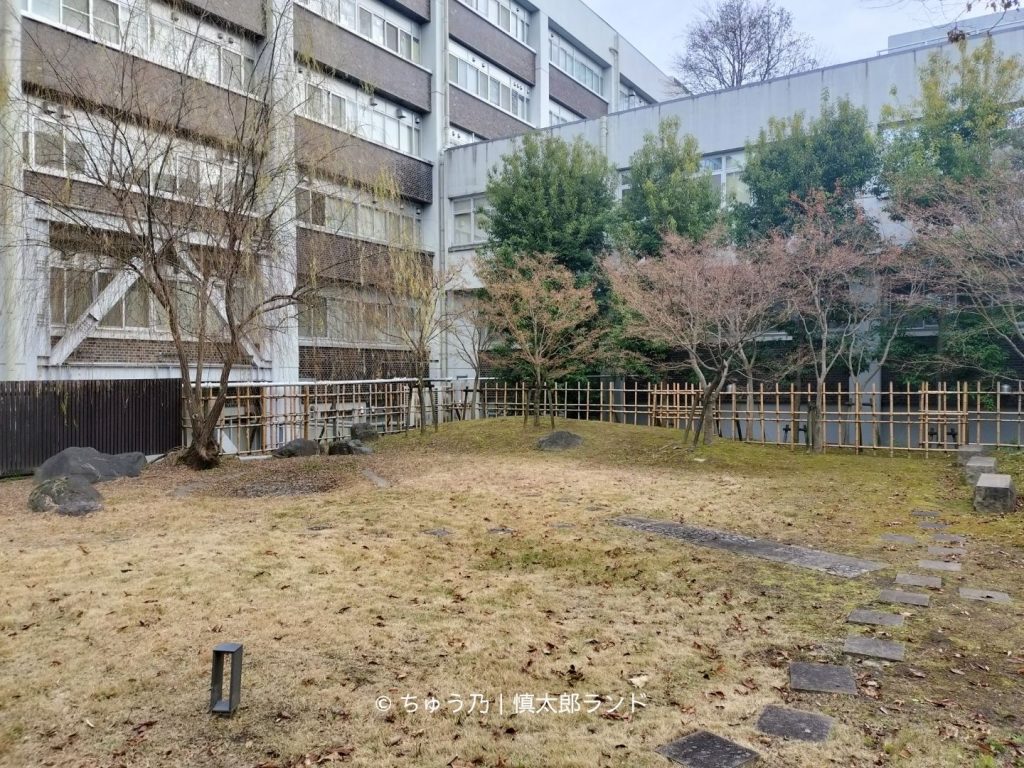 京都大学農学部総合館付近の構内。建物と庭園スペースの様子