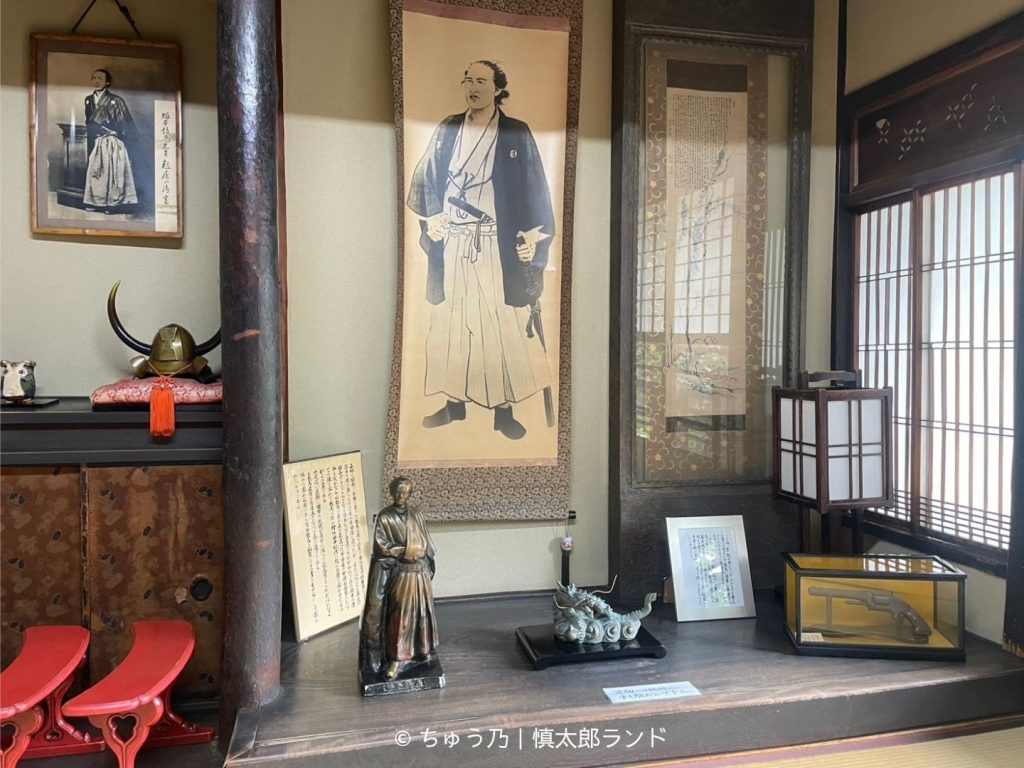 寺田屋の「龍馬の部屋」にある床の間。坂本龍馬の掛け軸や銅像、拳銃模型などが展示されている