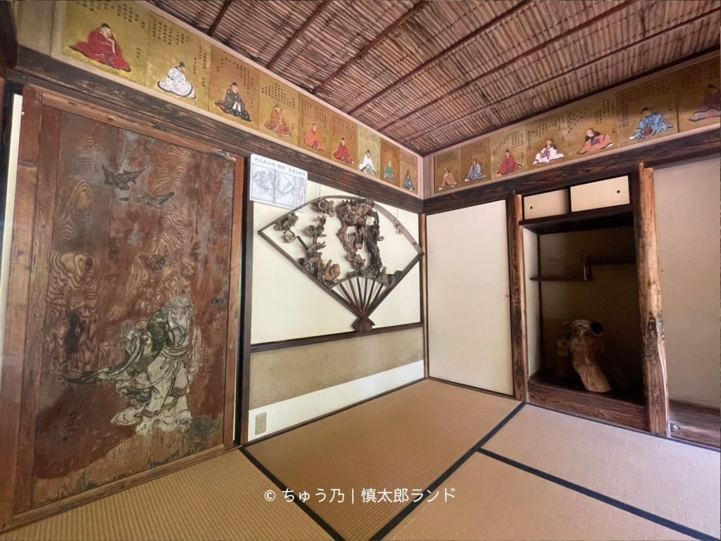 京都・詩仙堂の詩仙の間。室内の上部に中国の三十六詩人の肖像と漢詩が掲げられ、襖や扇形の装飾が見える。
